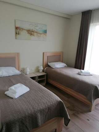 Отель Motel Panorama Шяуляй Двухместный номер с 2 отдельными кроватями и террасой-1